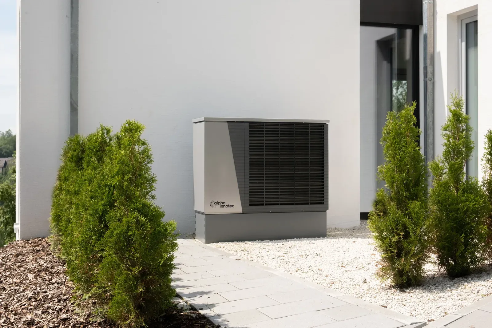 Pompe à chaleur installée le long d'une façade — chauffage et confort thermique